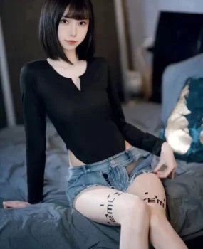 短发小姐姐很飒