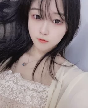大学妹兼职，体验各种姿势