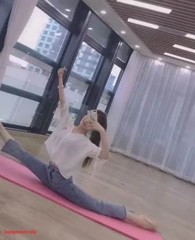 一个名媛气质的瑜伽老师，170高，波涛汹涌，腰很软，什么姿势都可